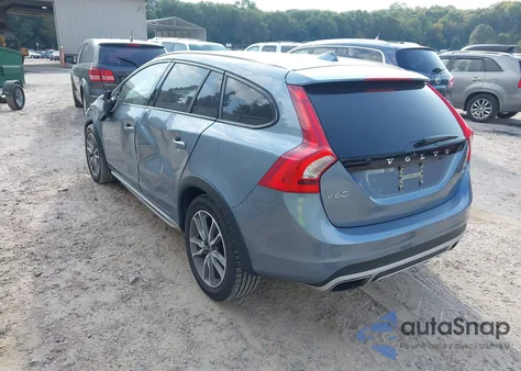 2018 Volvo V60 Cross Country T5 z USA, uszkodzony, nr VIN YV440MWK8J2055915